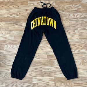 NEW CHINATOWN MARKET ARC BLACK/YELLOW FLEECE SWEATPANTS